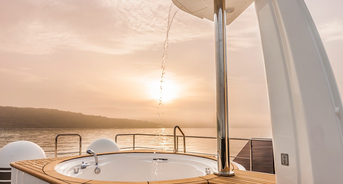 Аренда мегаяхты Ferretti Yachts - YVONNE во Франции - джакузи на палубе
